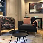 Urban Paris Apartment In Heart Of Faubourg Saint Honore District