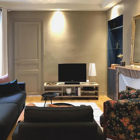 Urban In Heart Of Faubourg Saint Honore District Apartment Paris